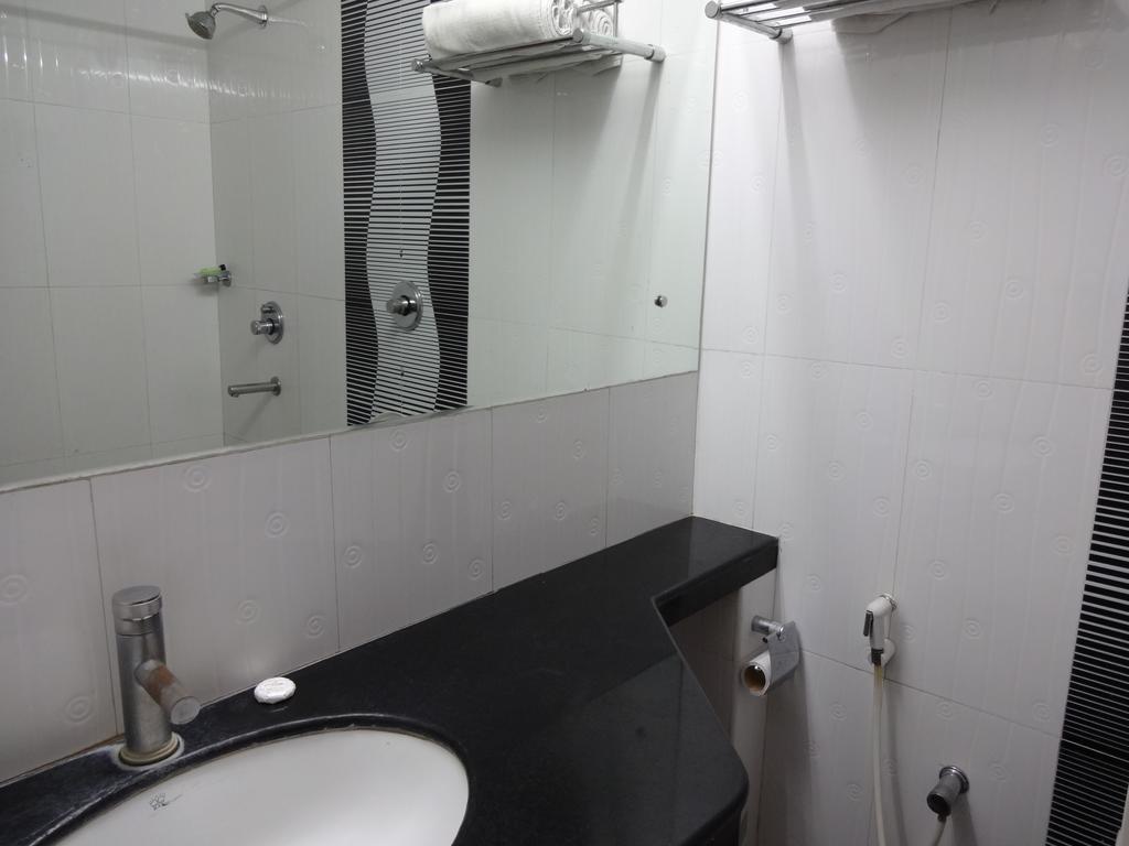 La Hospin Hotel Rājahmundry Oda fotoğraf